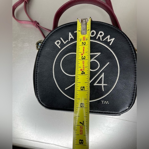 Harry Potter Hogwarts Platform 9 3/4 Crossbody Bag Handbag Purse with Charm - Picture 10 of 11